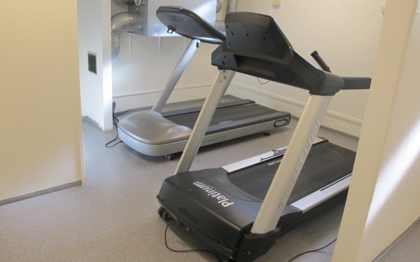 I kjeller til Sars' gate 74, har borettslaget sitt eget trimrom. Medlemskap i trimklubben gir tilgang til rommet. Galleribilde