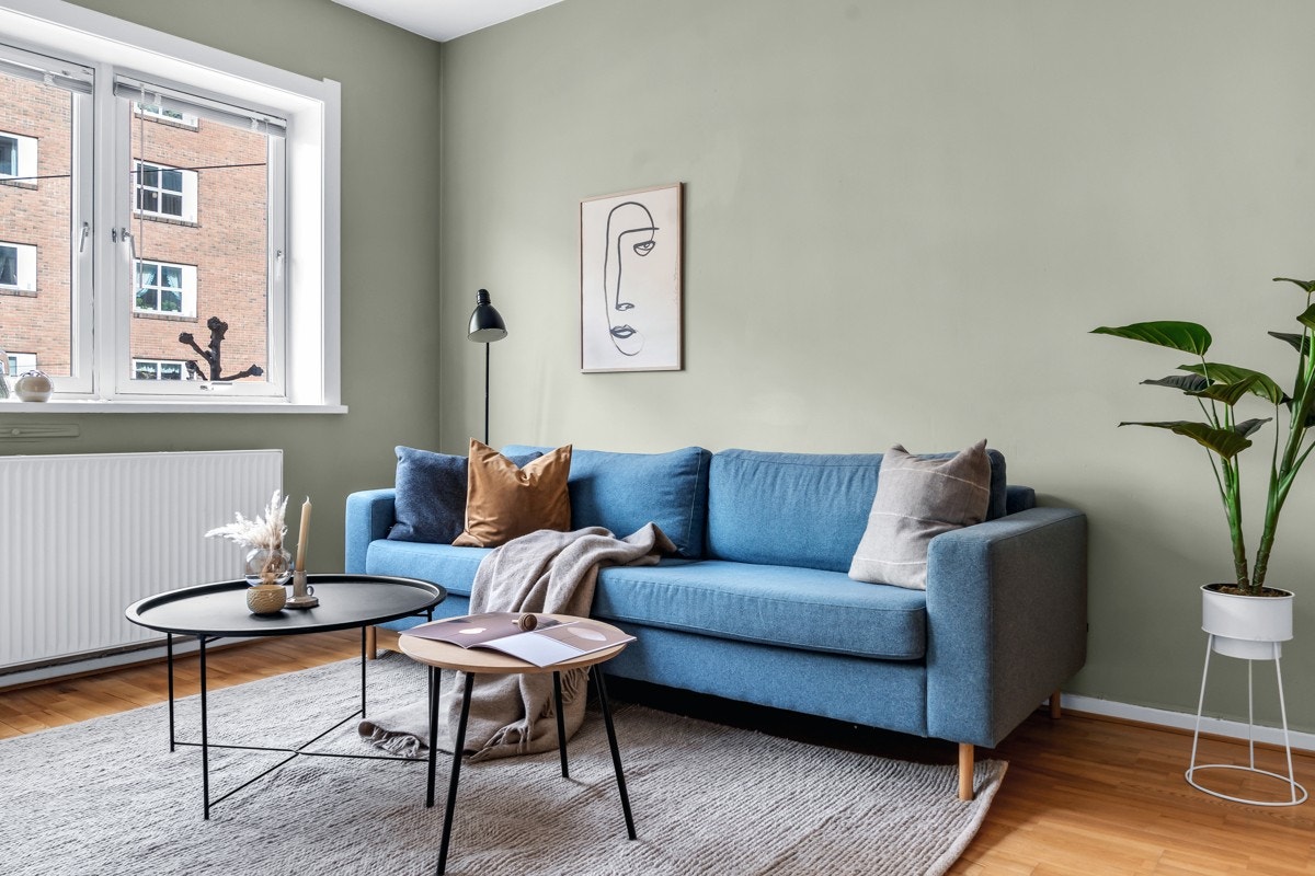 Det er god plass til sofagruppe med tilhørende møblement i stuen. Galleribilde