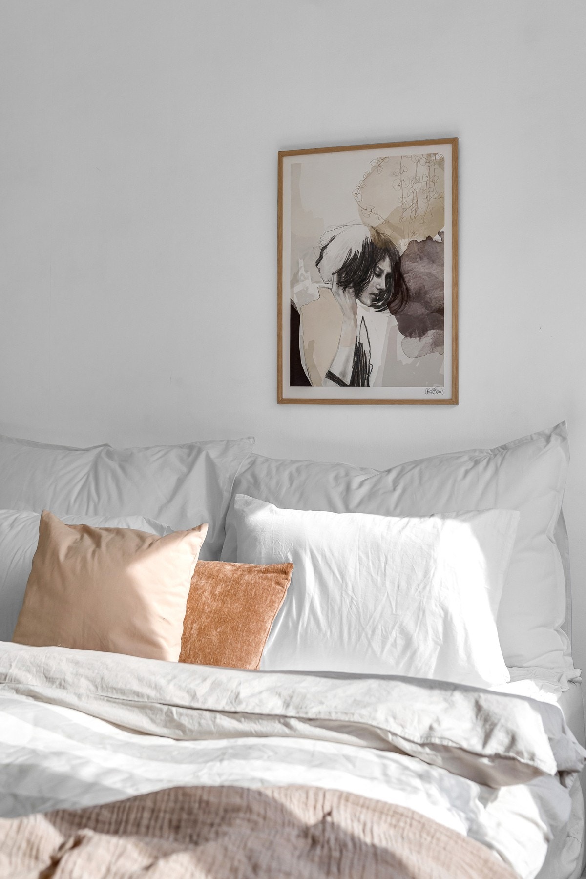 Leiligheten har pent og romslig soverom som vender mot en rolig bakgård. Galleribilde