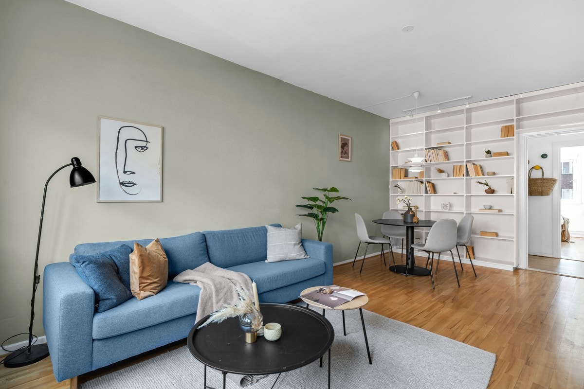 Rommets utforming gir plass for sofaløsning med tilhørende møblement og spisebord. Galleribilde