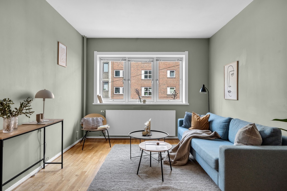 Stuen fremstår som meget trivelig med lysmalte vegger og parkettgulv. Galleribilde