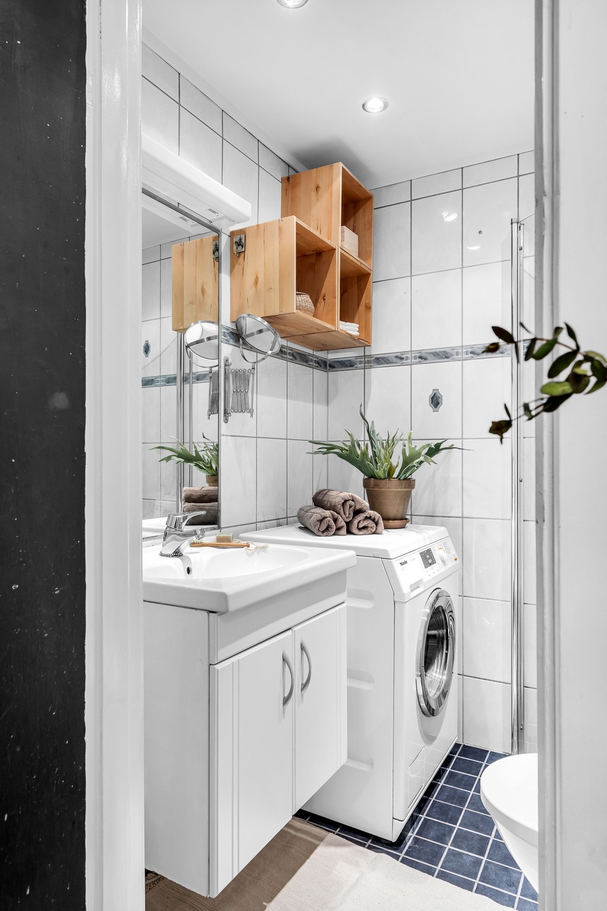 Det er dusjhjørne med innfellbare glassdører og gulvstående toalett. Toalettet fra fra 2017/18. Galleribilde