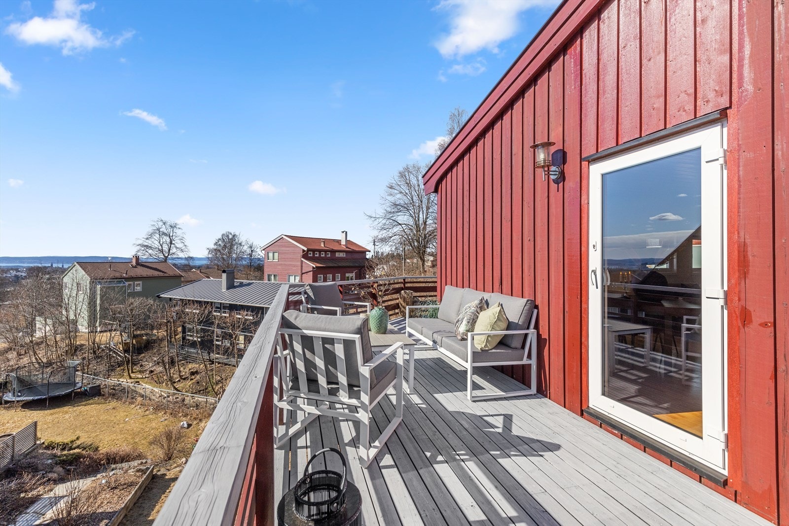 Veranda på hele 33 kvm i tilknytning til kjøkken og stue Galleribilde