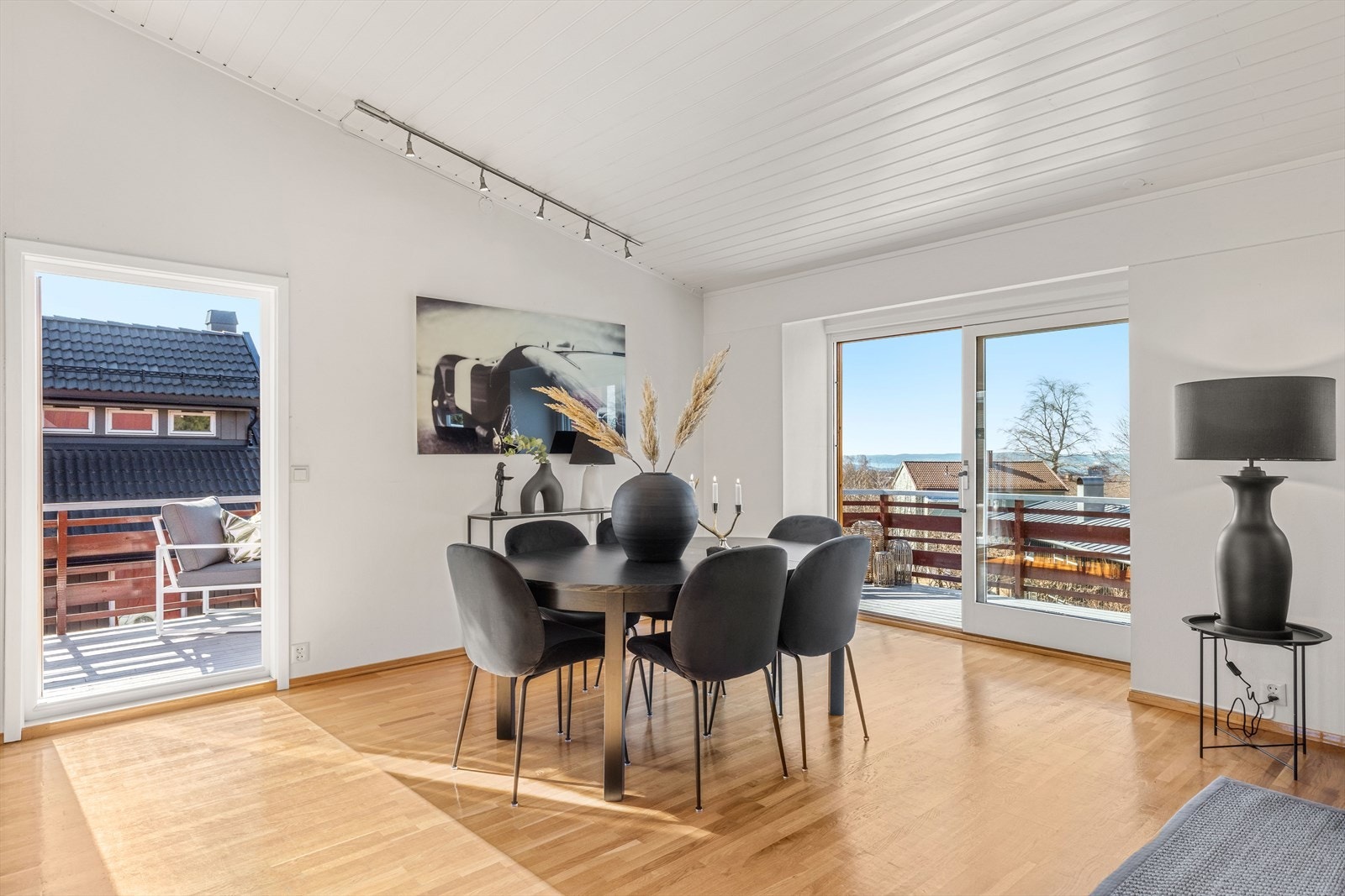 Utgang til veranda på ca. 33 kvm gjennom to dører ved kjøkken og stue Galleribilde