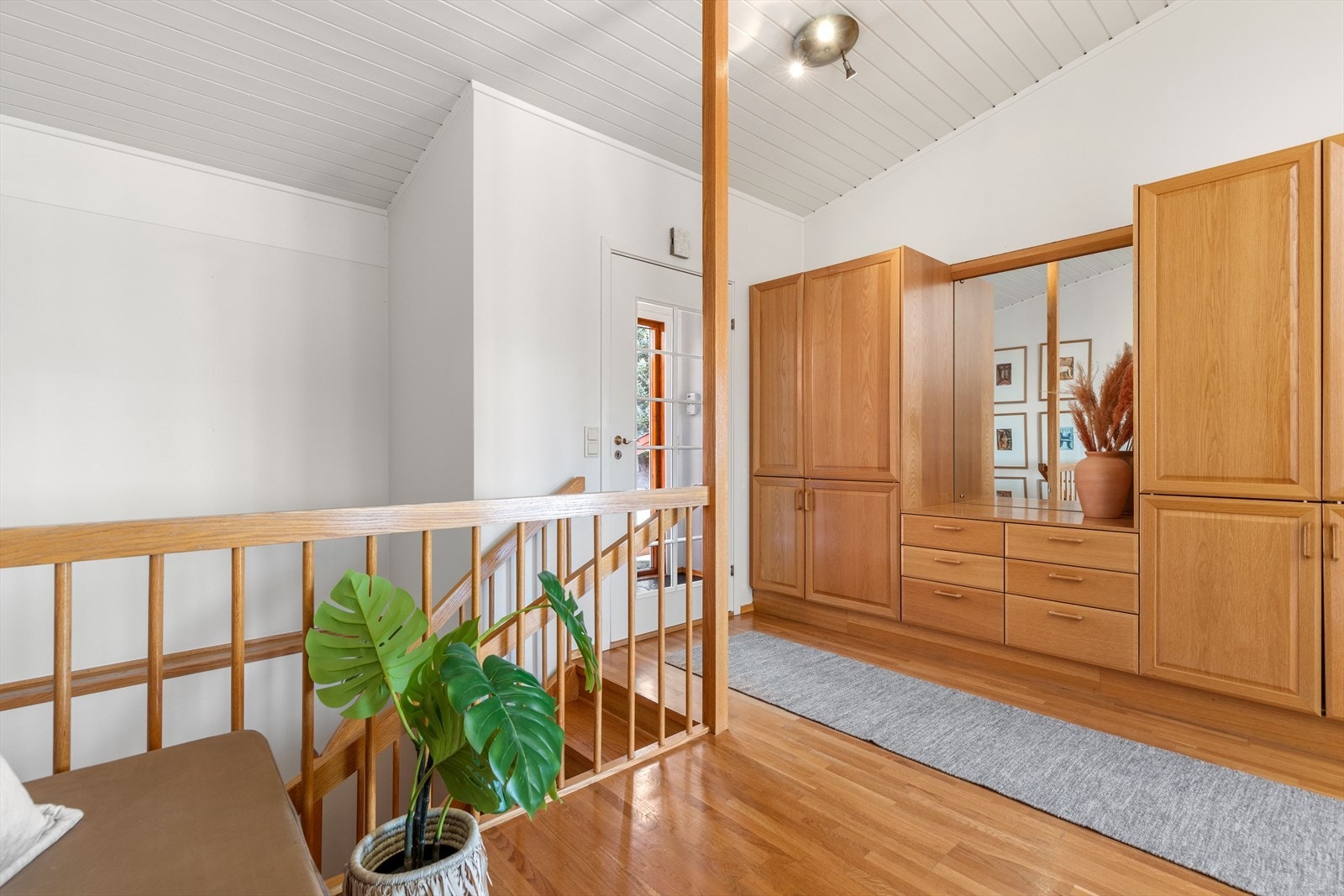 Fra vindfang kommer en inn i en romslig hall, godt med oppbevaring Galleribilde