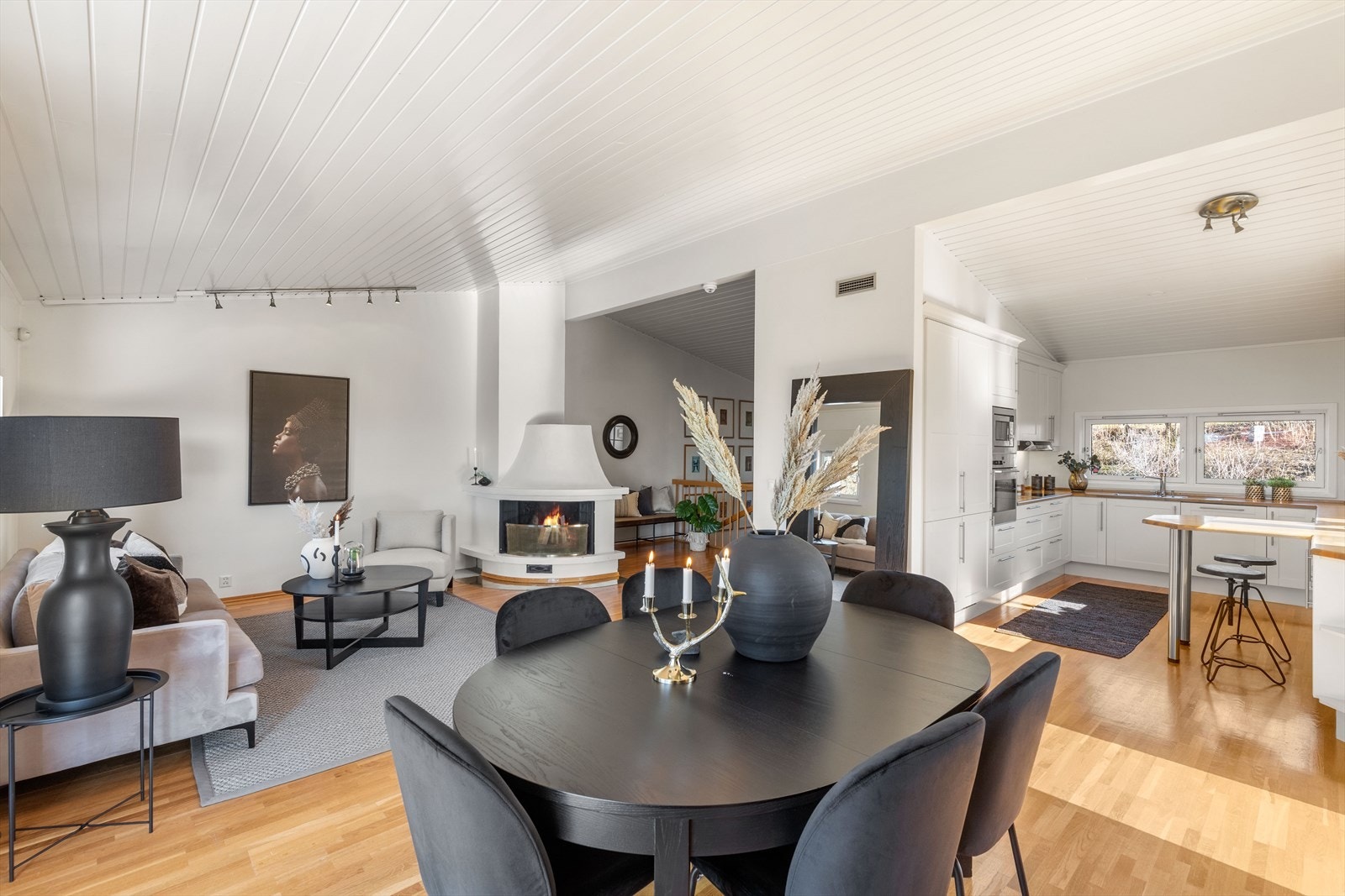 Fra spisestuen er det god kommunikasjon med resten av rommet og kjøkkenet Galleribilde