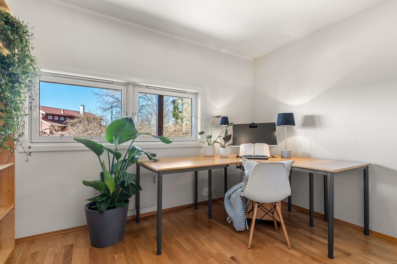 Soverom 3 i 1.underetasje benyttes idag som kontor Galleribilde