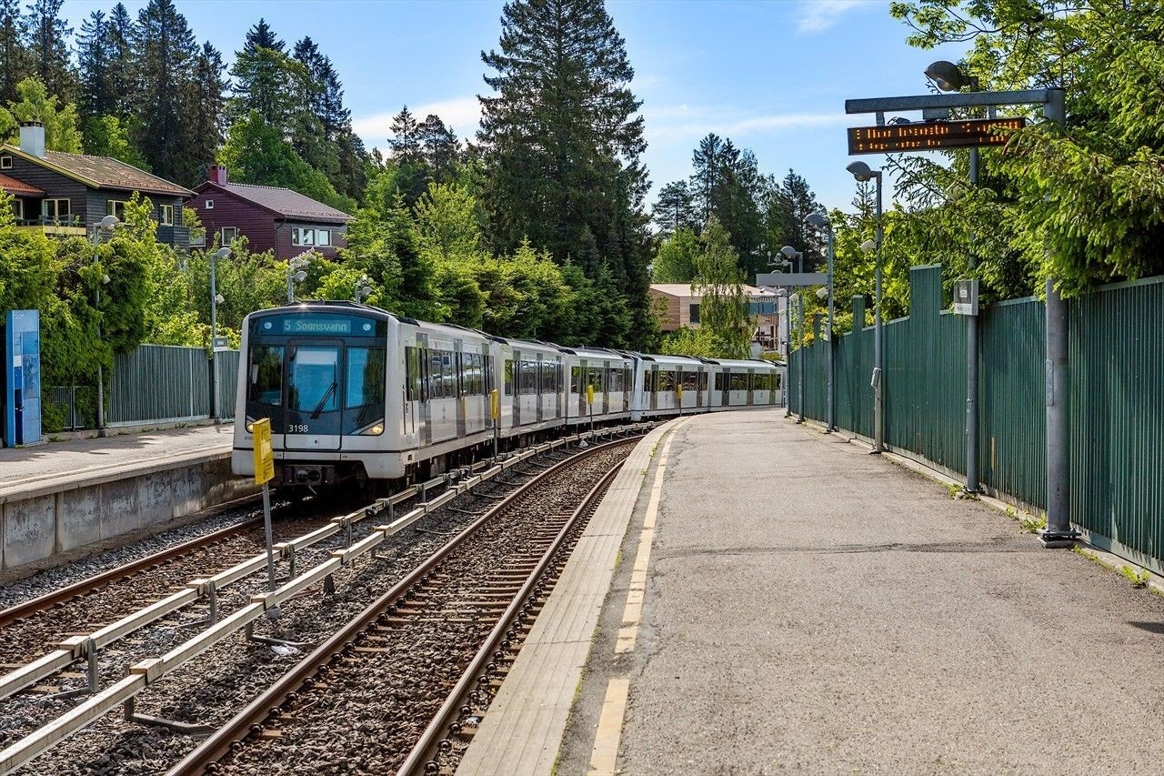 Kollektivtilbudet på Nordberg består av buss og T-bane. Nærmeste holdeplass er Holstein, som ligger ca. 400 meter fra boligen. T-banen tar deg til Majorstuen på 10 minutter og til sentrum på 15 minutter. Det er også buss i Carl Kjeldsens vei/Sognsveien. Galleribilde