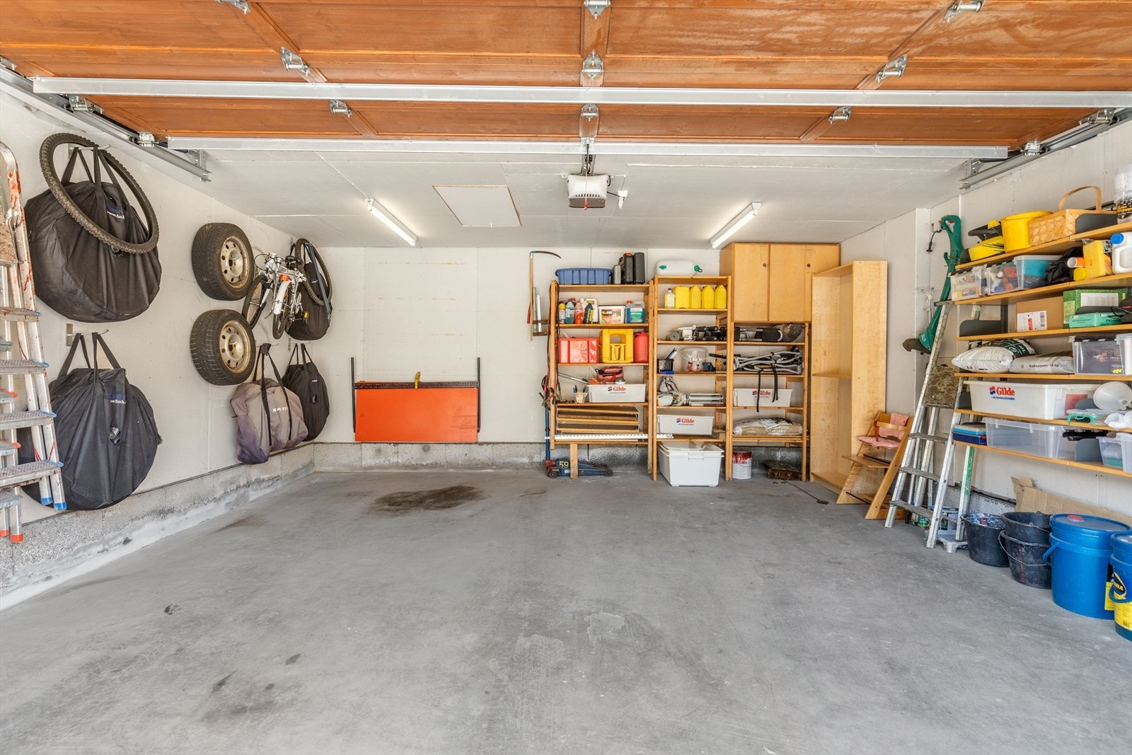 Fra garasjen er det nedfellbar trapp til kryploft Galleribilde