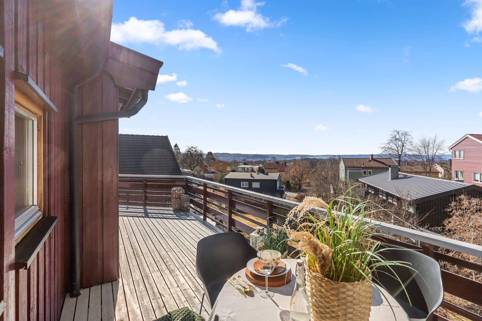 Eiendommen har store og solrike uteplasser og er orientert mot syd- sydøst Galleribilde