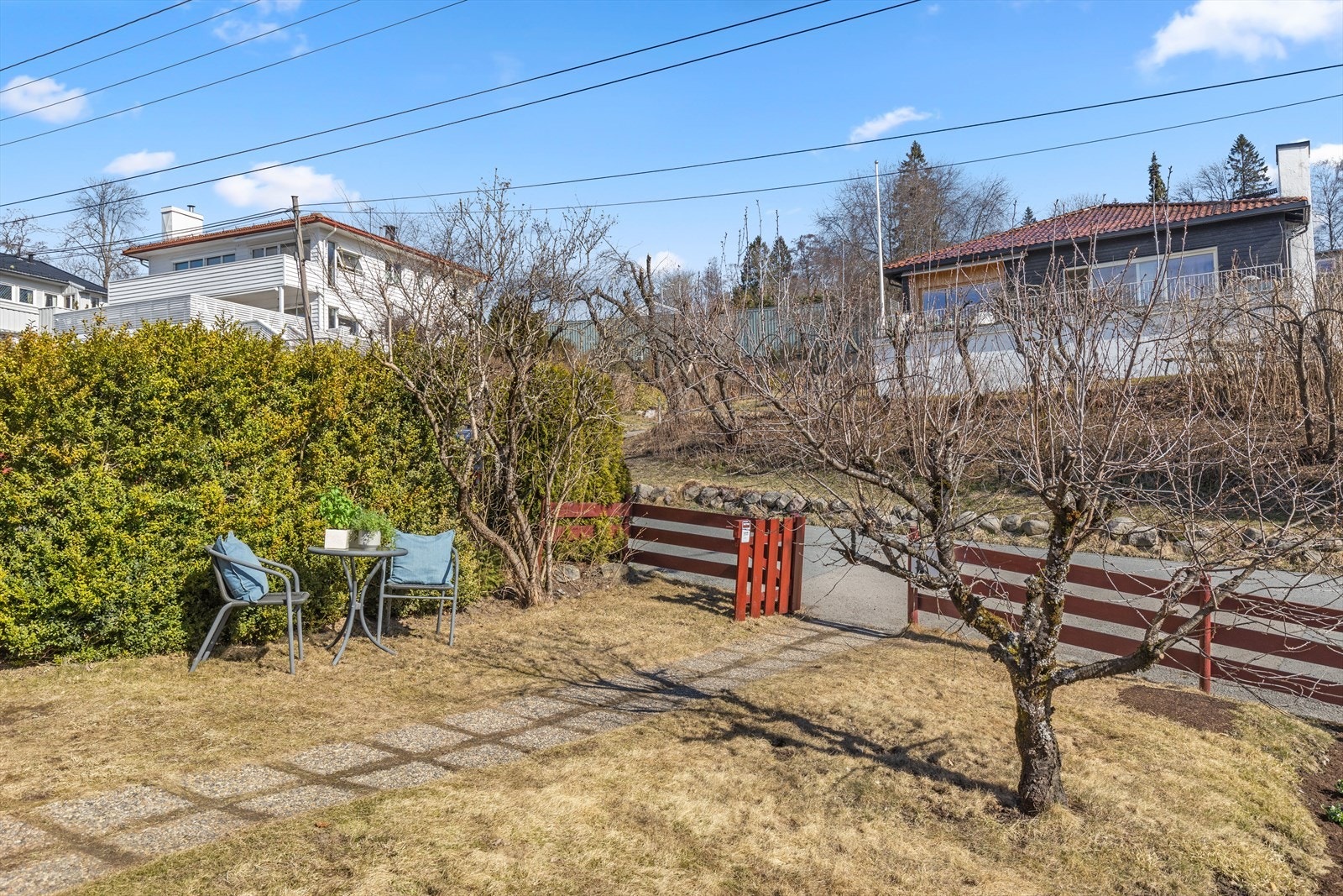 Tomten ved inngangspartiet Galleribilde