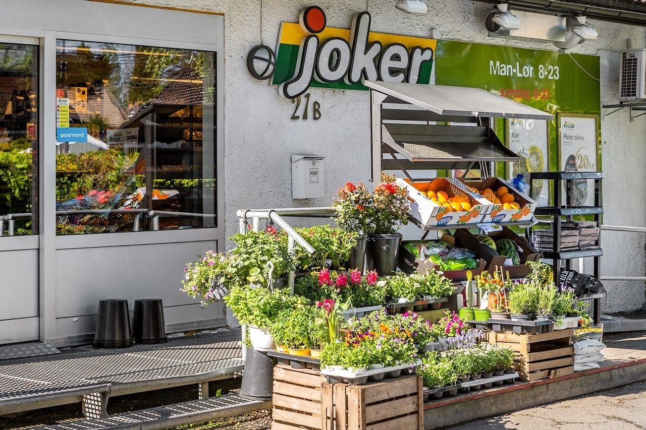 Flere dagligvarebutikker ligger i nærområdet, både Meny på Kringsjå og Spar på Tåsensenteret. Noen hundre meter unna ligger Jokers nærbutikk med søndagsåpent. Galleribilde