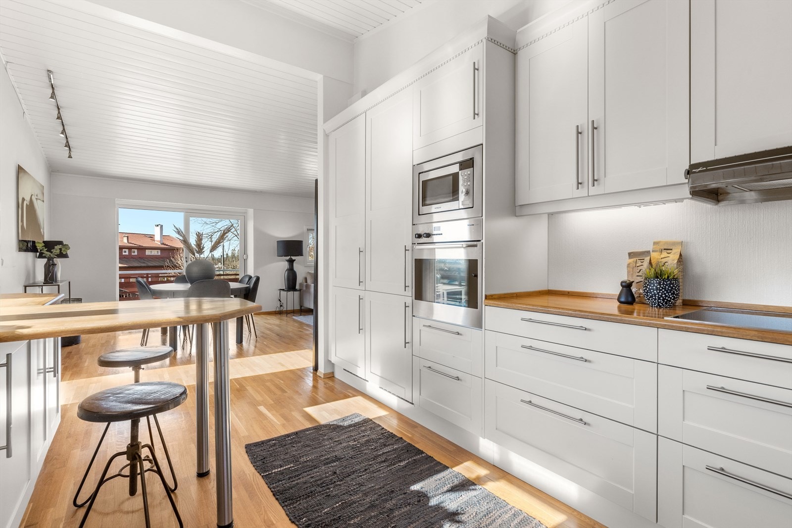 Innebygd mikroovn,integrert oppvaskmaskin av merke Bosch og nedfelt koketopp og komfyr fra Miele. Galleribilde