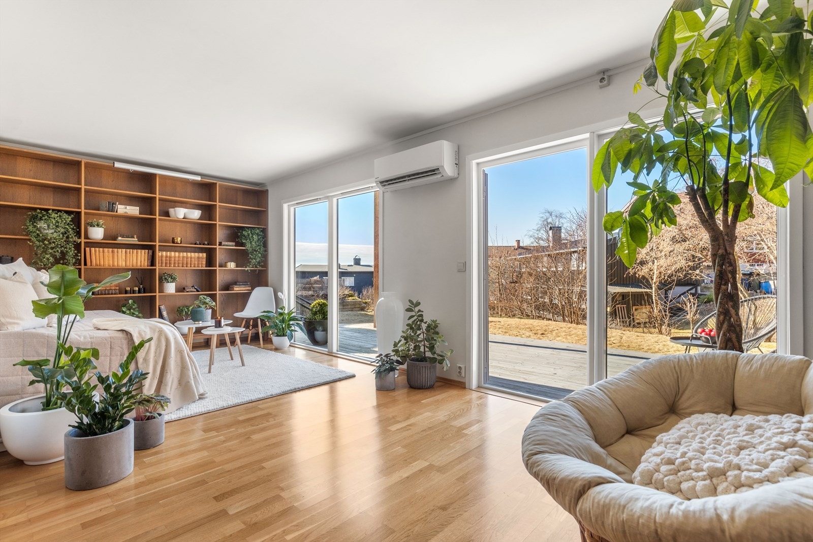 Kjellerstue i 2. underetasje med utgang til hage Galleribilde