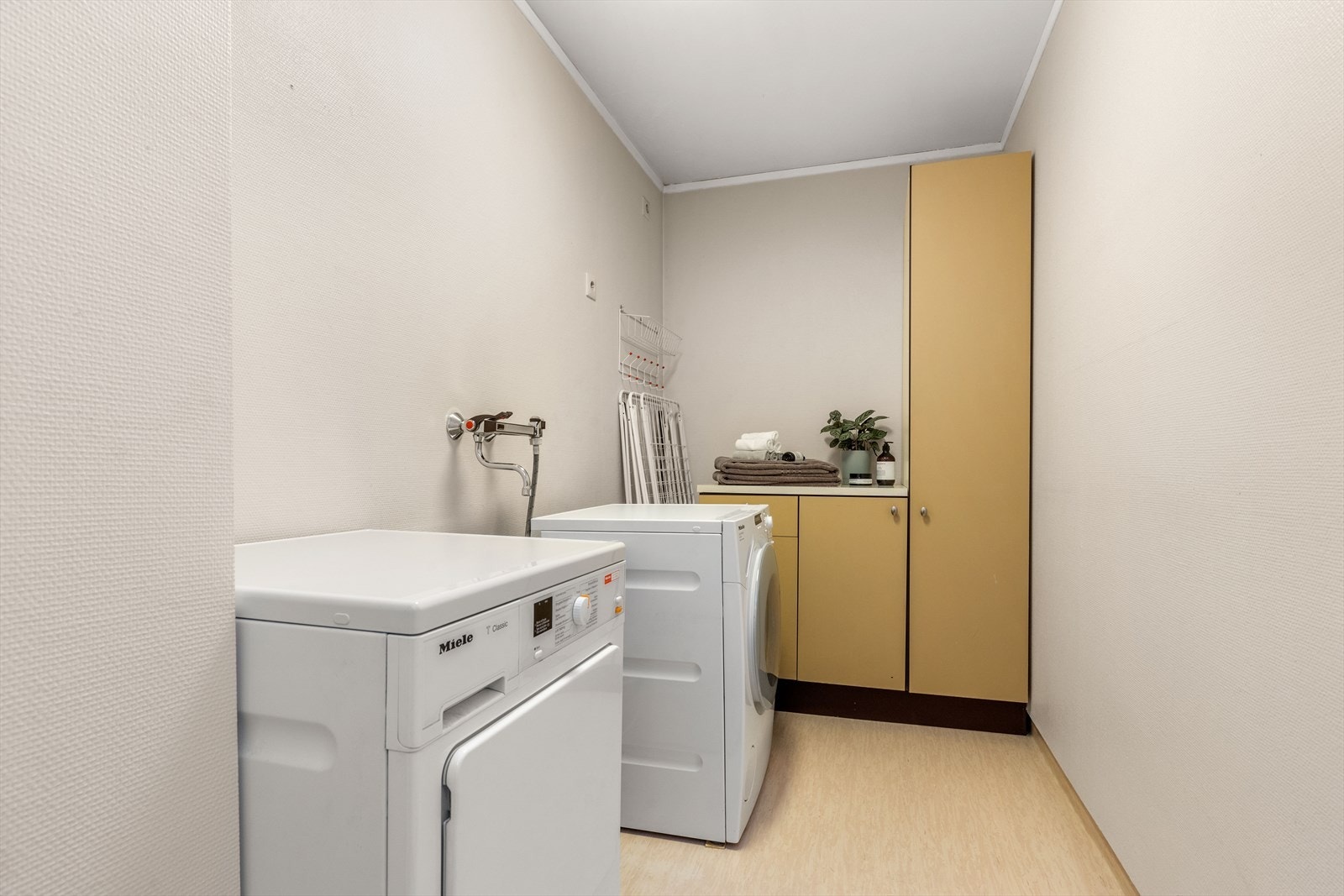 Romslig og praktisk vaskerom på samme plan som hovedsoveromsplan Galleribilde