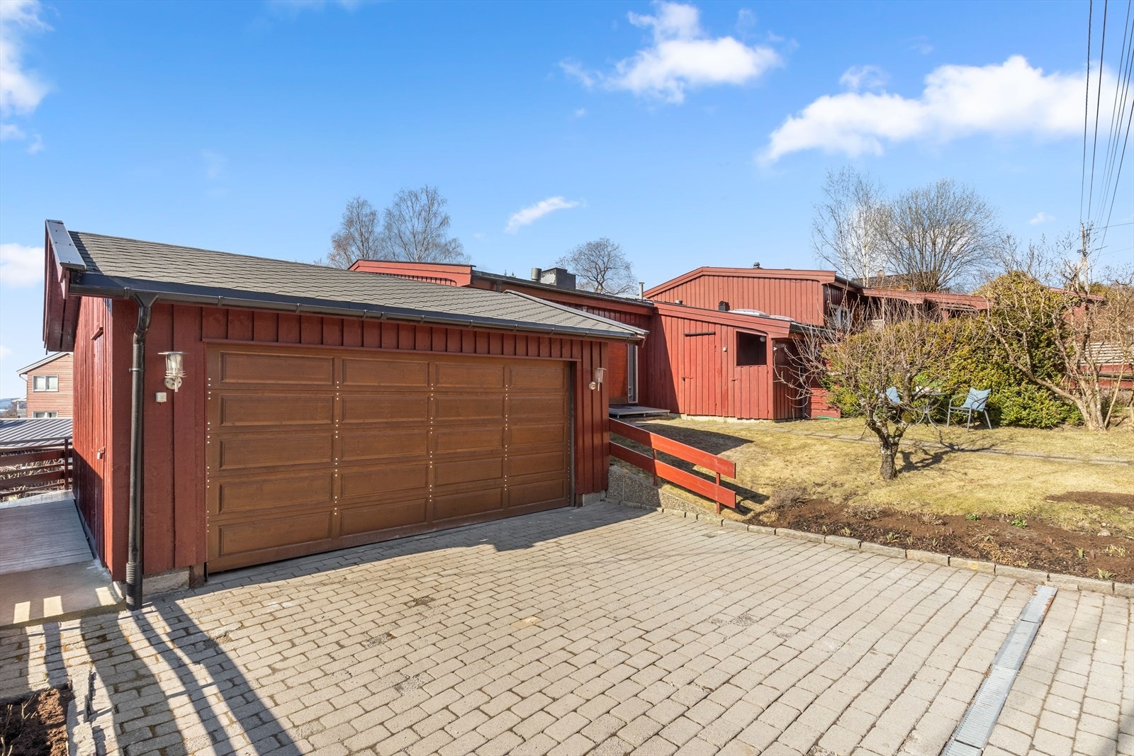 Romslig dobbeltgarasje i tilknytning til boligen Galleribilde