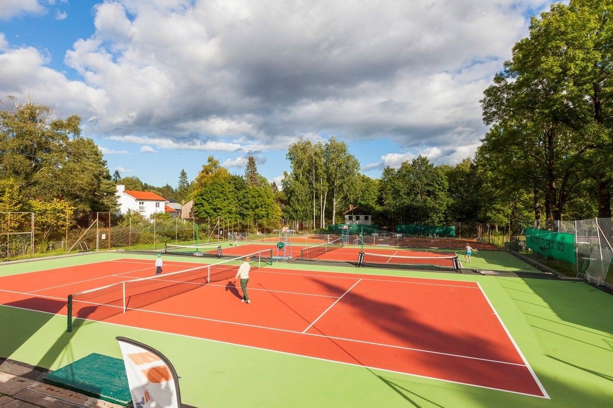 Det er kort vei til Nordberg Tennisklubb som har fire baner, hall og klubbhus Galleribilde