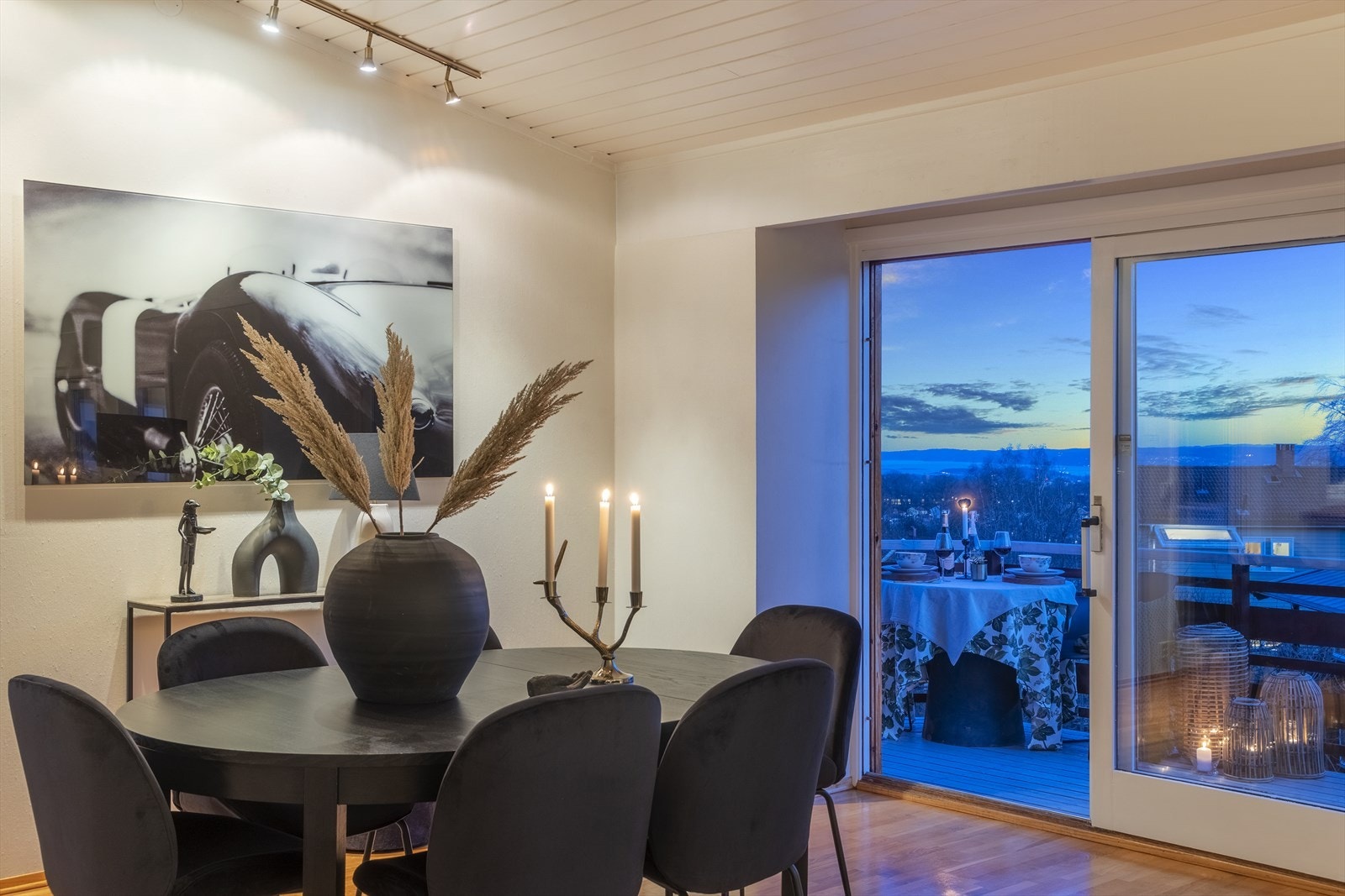 Fra stue på hovedplanet er det utgang til veranda med storslagen utsikt Galleribilde