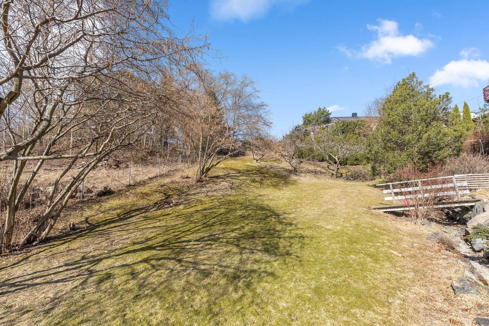 Eiendommen disponerer i tillegg 1/4 av gnr 52, bnr 163, et fellesareal som grenser til eiendommen. Fellesarealet er beplantet med frukttrær Galleribilde