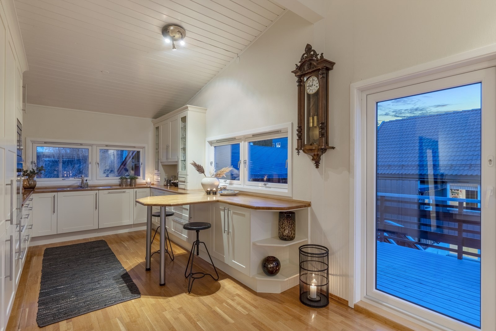 Hyggelig frokostbar i tilknytning til kjøkkenet Galleribilde