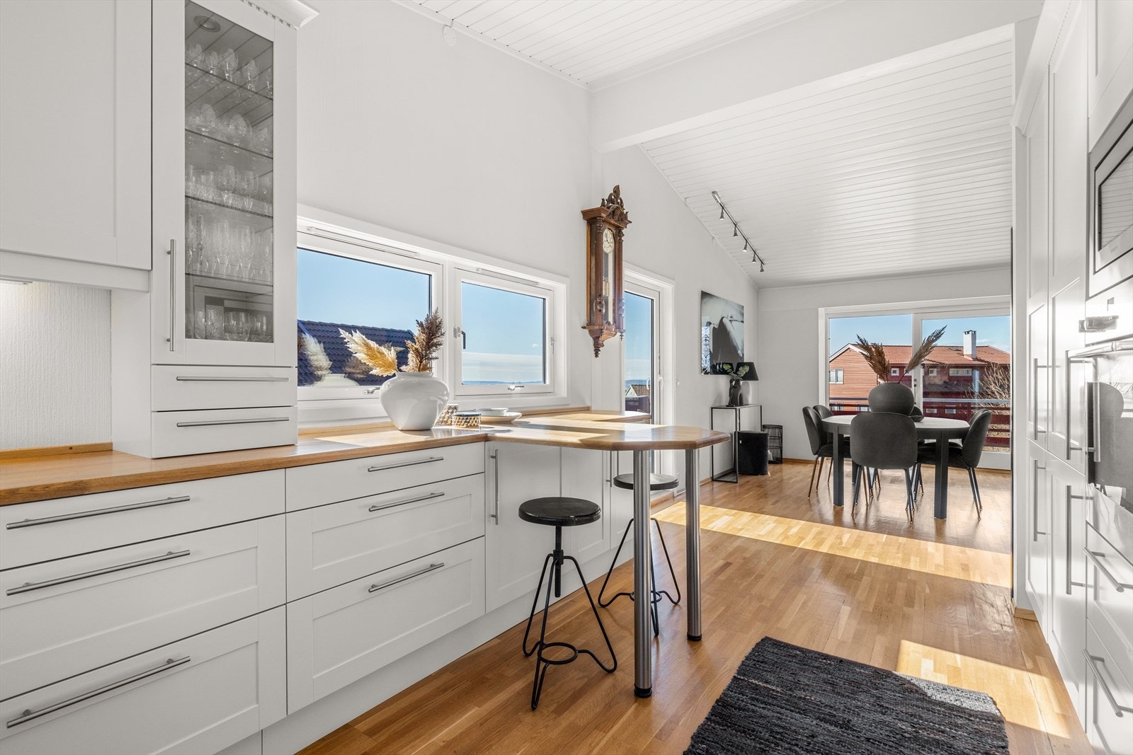 Innholdsrikt kjøkken fra Norema Galleribilde