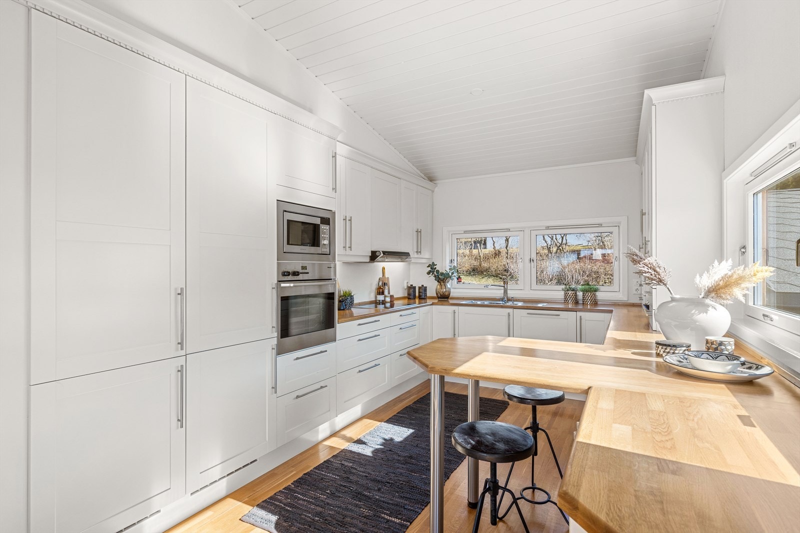 Kjøkkenet er utstyrt med innebygd fryseskap og kjøleskap av merke Electrolux Galleribilde