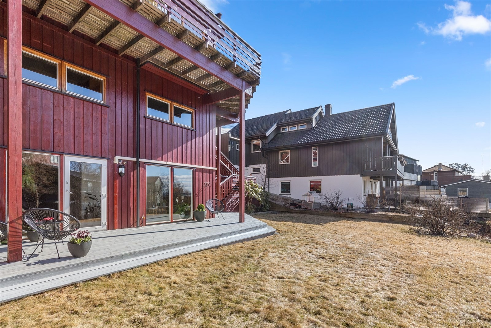 Hage med lett skrånende terreng med store gressplener Galleribilde