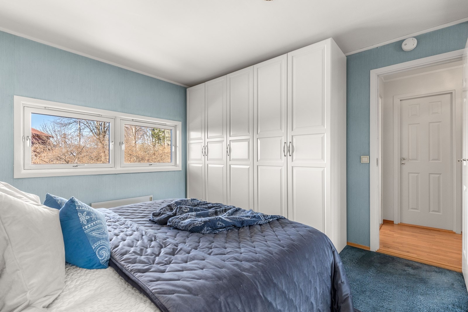 Rikelig med garderobeplass i hovedsoverom Galleribilde