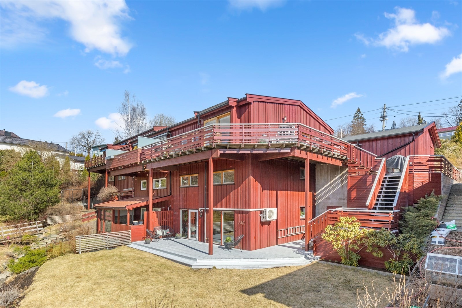 Tomten grenser til fellesareal som er beplantet med frukttær Galleribilde