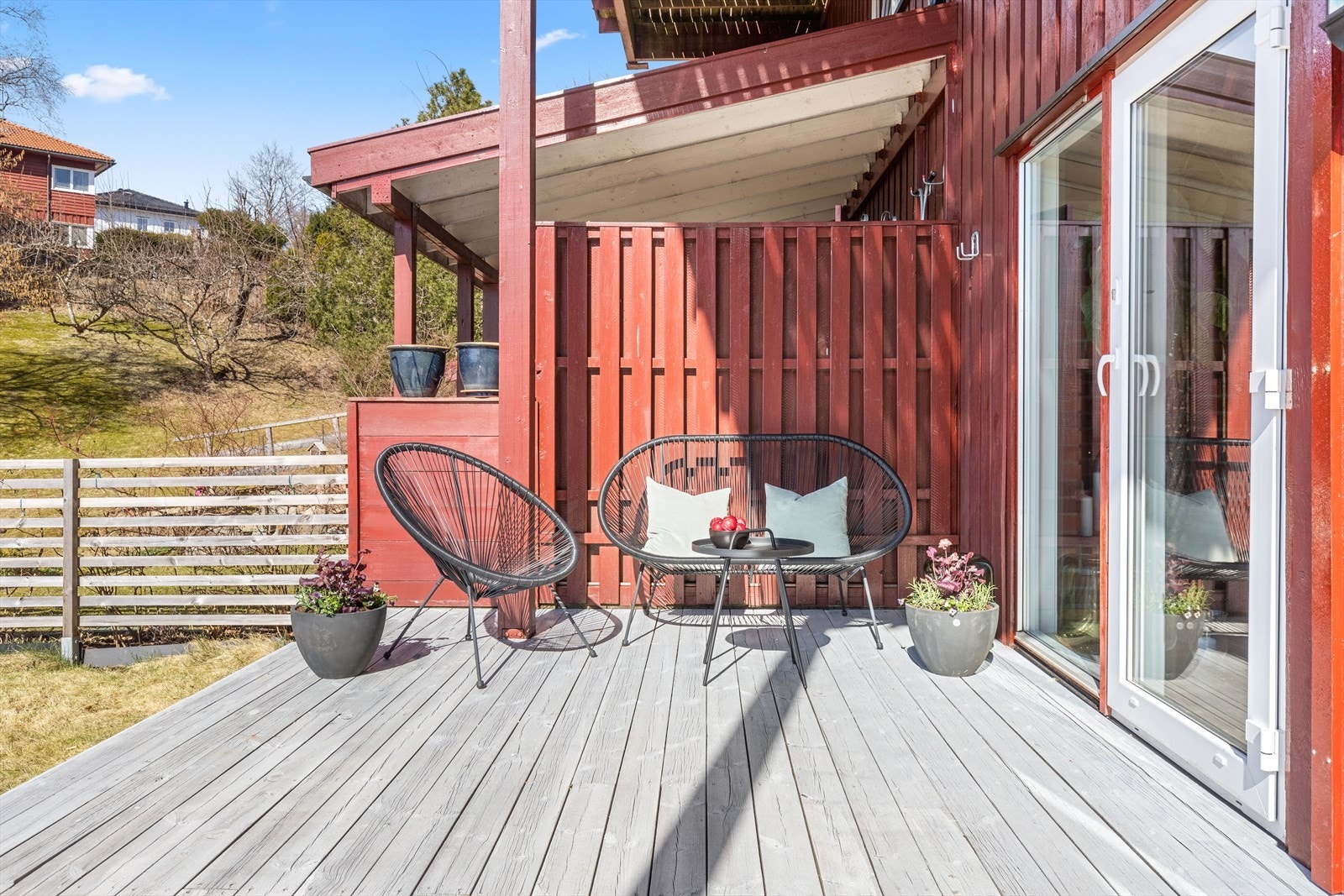 Fra kjellerstue er det utgang til delvis overbygget terrasse på hele 39 kvm Galleribilde