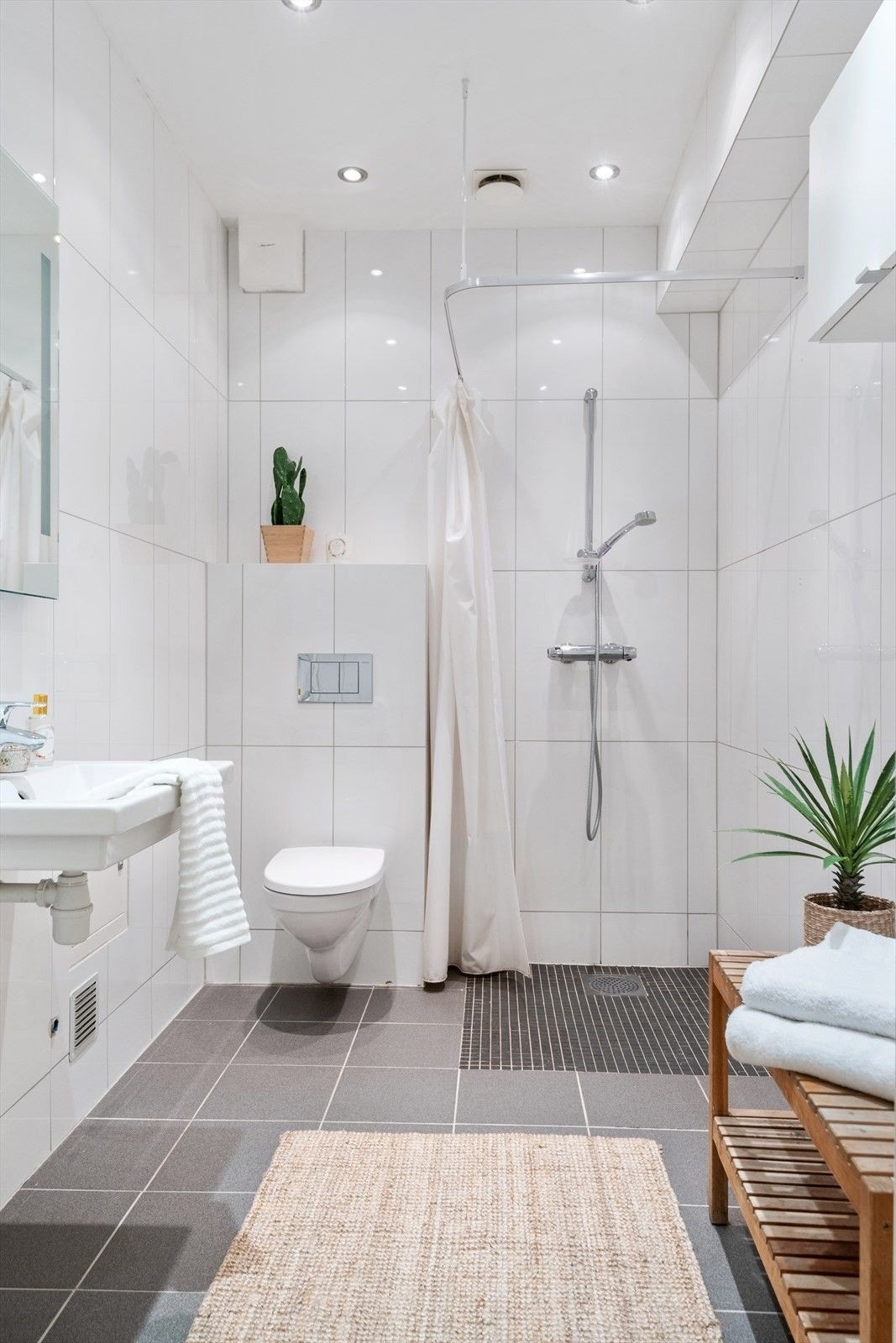 Leiligheten har tilgang til felles toalett- og dusjrom i samme etasje. Galleribilde