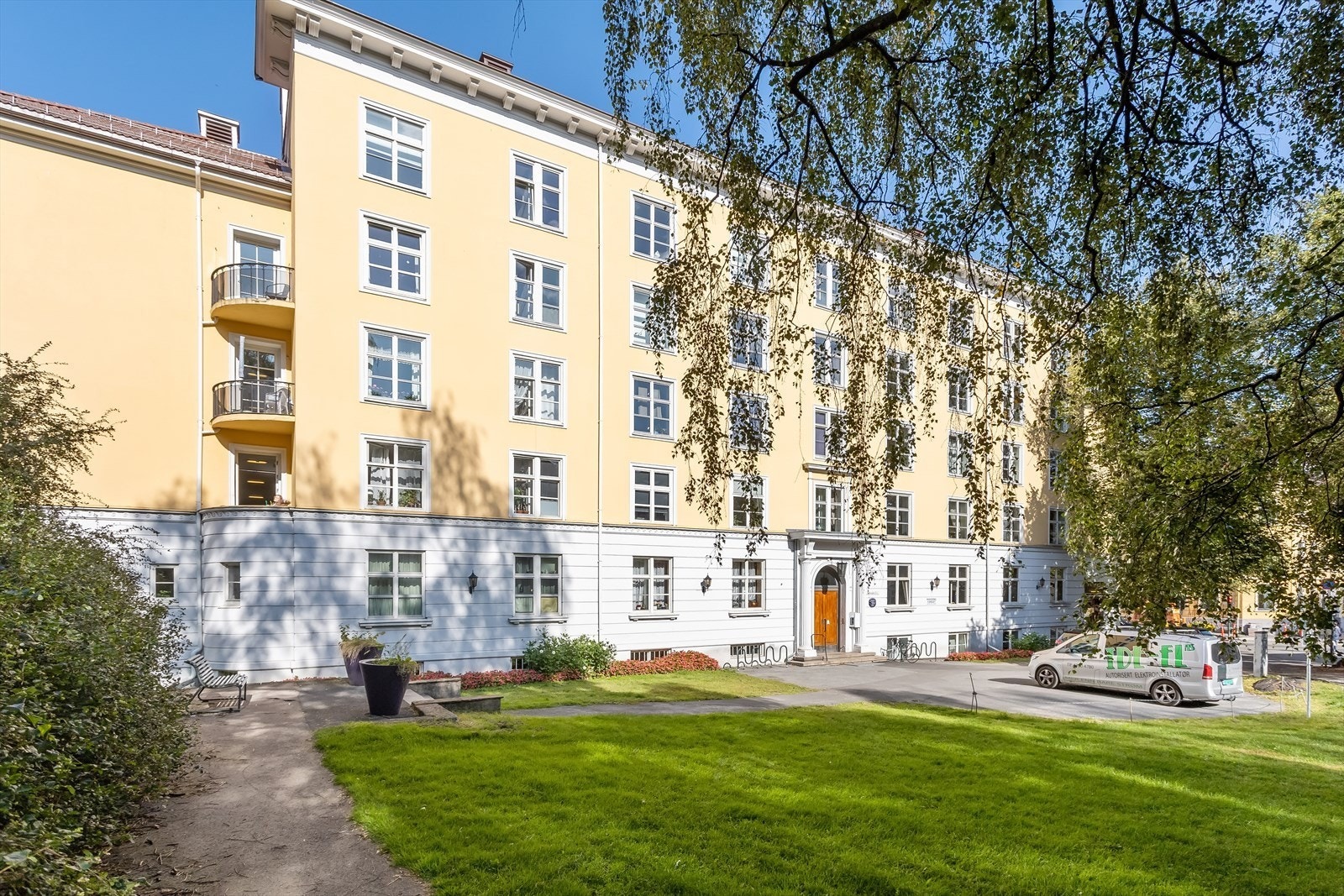 Det er flere hyggelige kafeer, restauranter og butikker rett utenfor leiligheten, samt flotte Stensparken som nærmeste nabo. Galleribilde