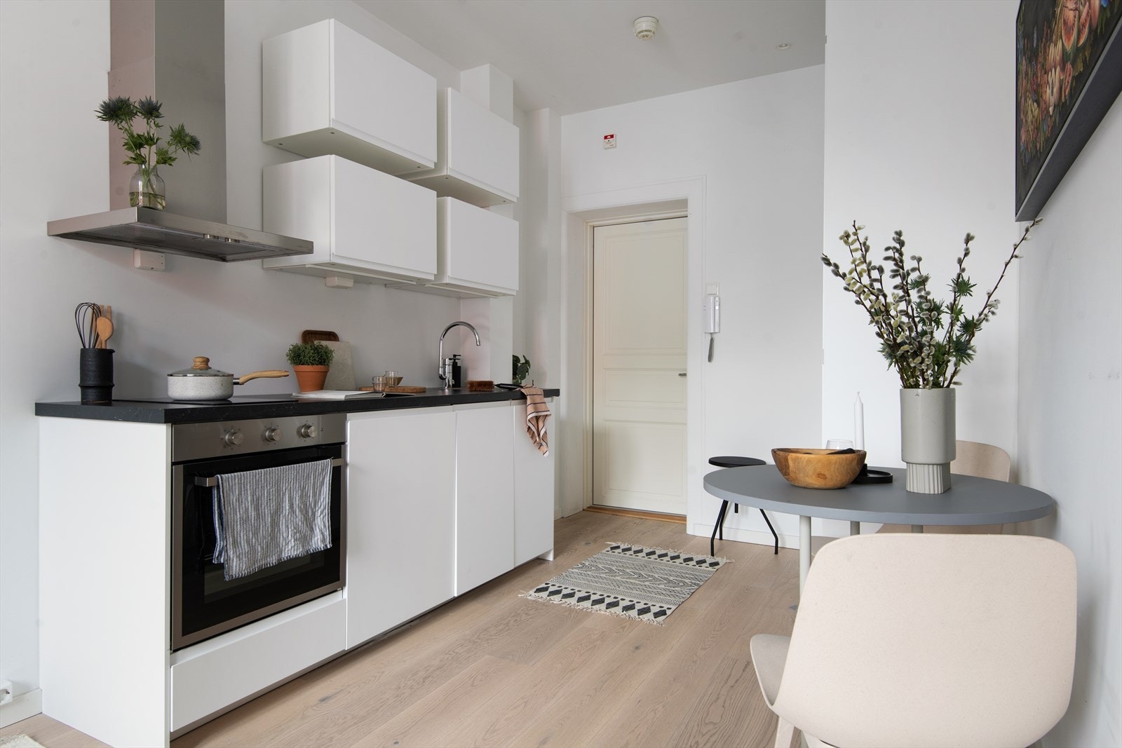 Her er det integrerte hvitevarer som komfyr, platetopp, kjøleskap, oppvaskmaskin og kullfiltervifte. Galleribilde