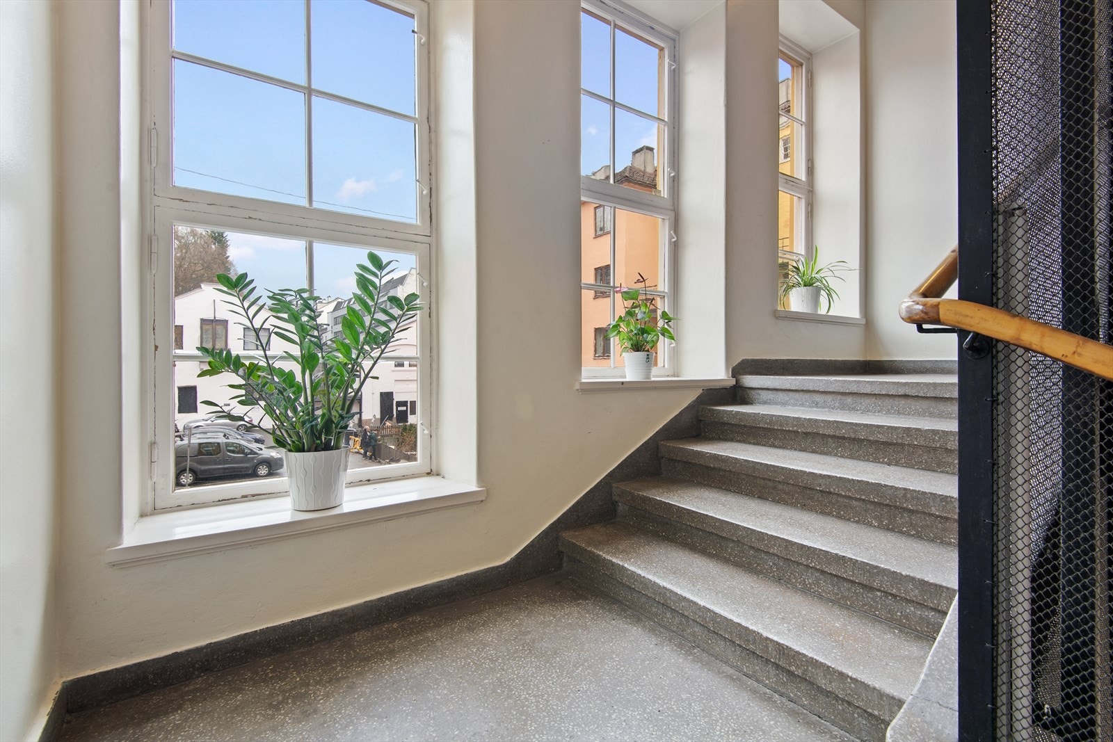 Bygården er godt vedlikeholdt og har store, flotte oppganger. Galleribilde