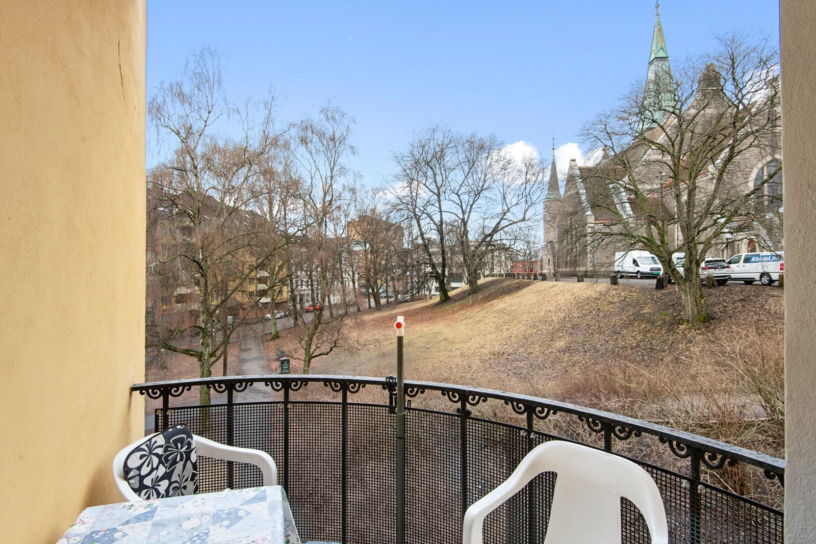 Dette er en av mange balkonger som er til fri benyttelse for alle beboere. Galleribilde