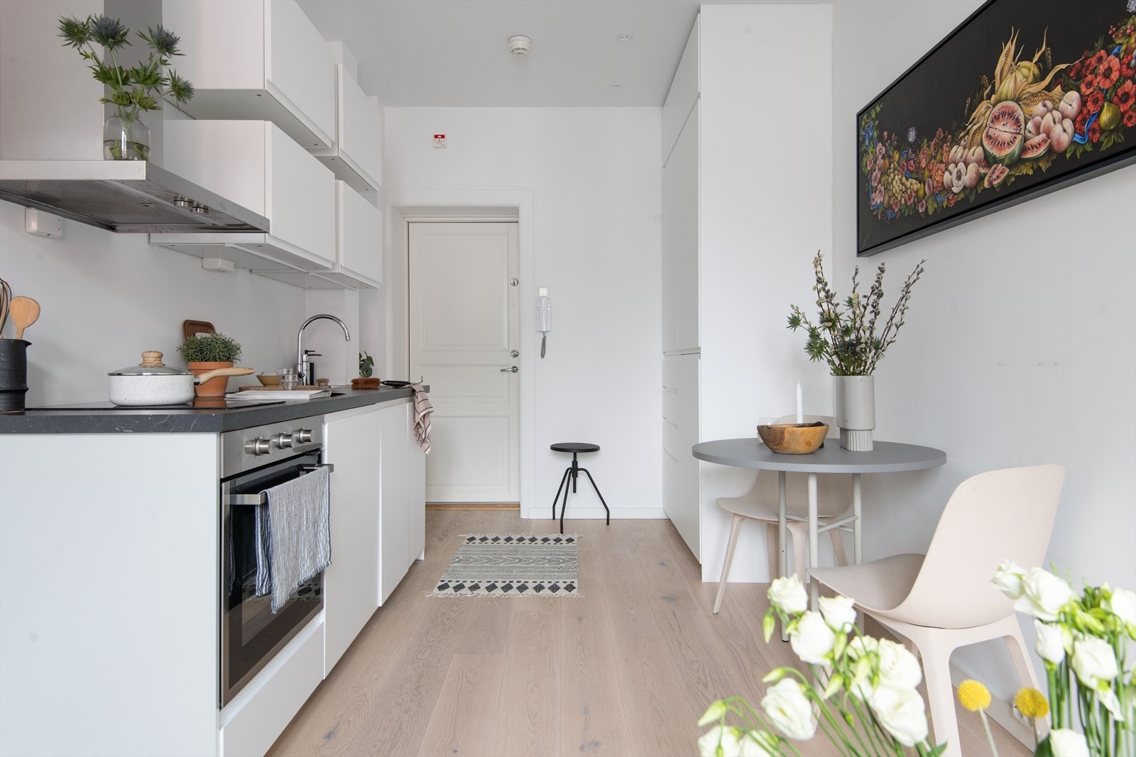 Kjøkkenet er lekkert og smart oppbygd med mye oppbevaringsplass. Galleribilde