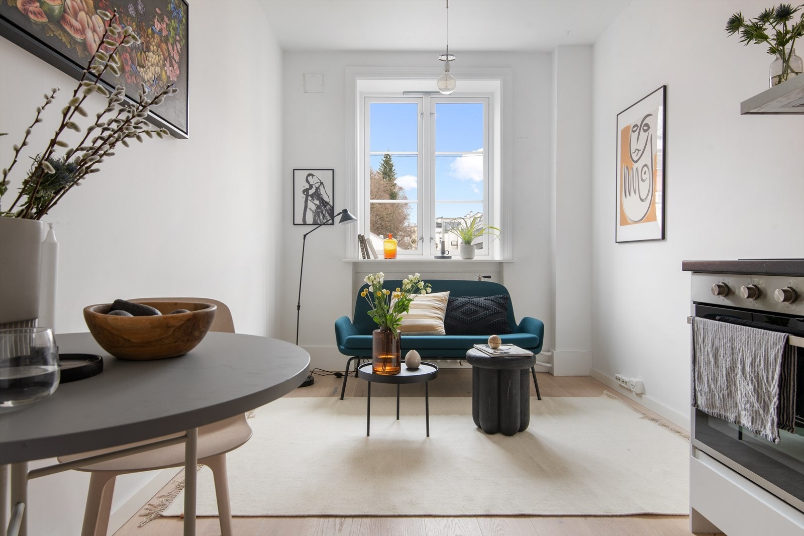 Sandra L. Knudsen i DNB Eiendom presenterer denne moderne og stilrene leiligheten på Bislett. Galleribilde