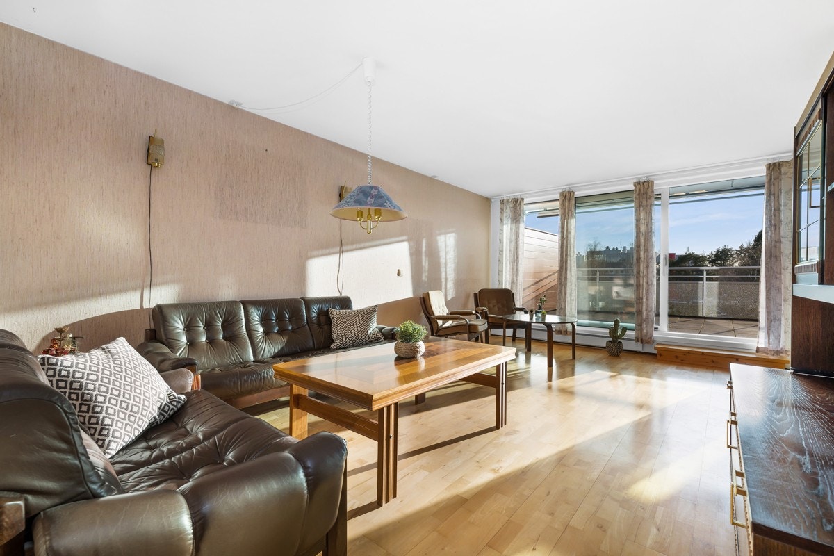 Sore vindusflater i stue og utgang til altan Galleribilde