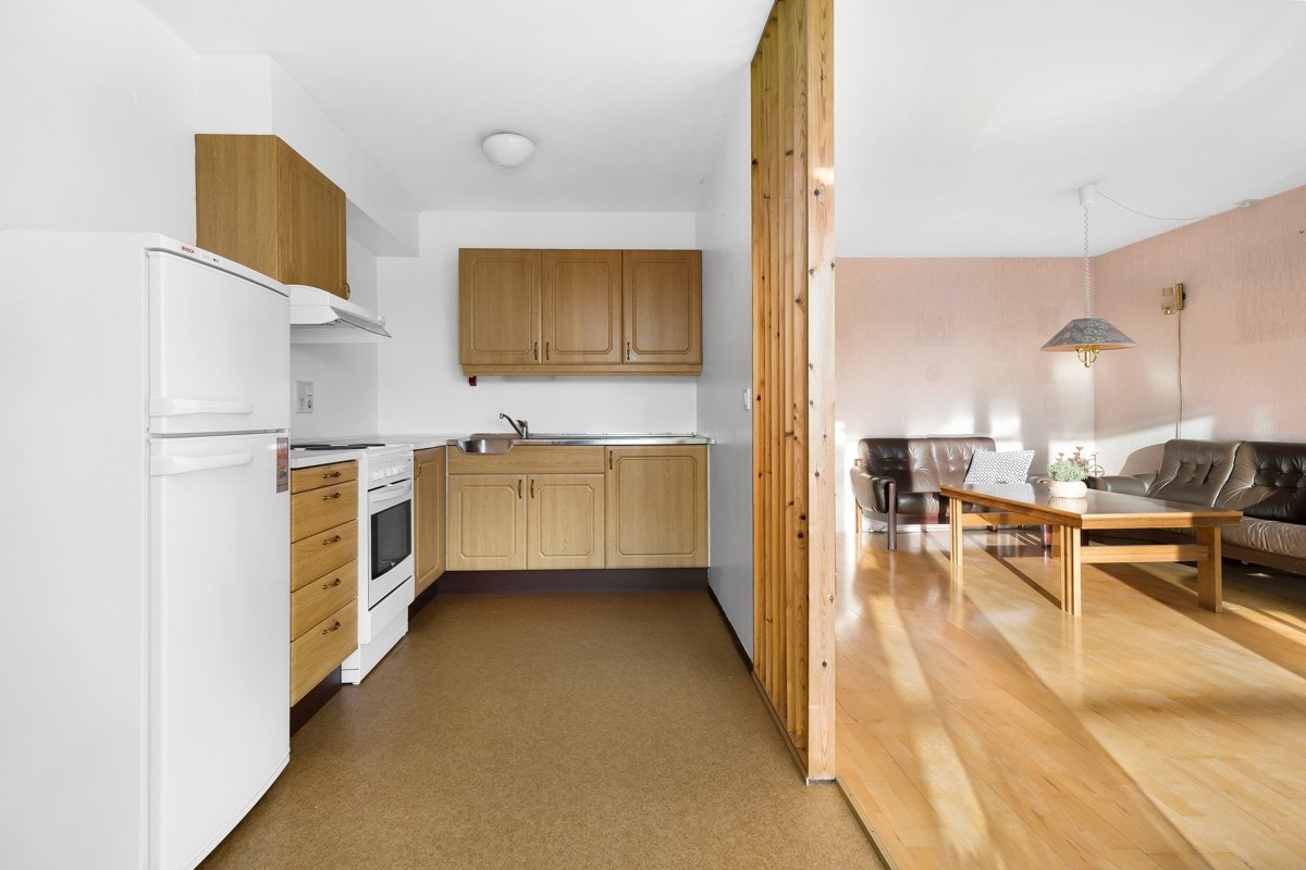 Praktisk planløsning med muligheter for andre løsninger. Åpne opp mellom kjøkken og stue ? Galleribilde