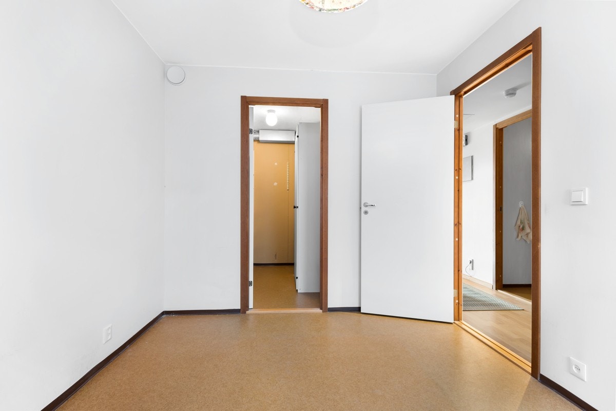 Hovedsoverom med dør inn til garderoberom/bod Galleribilde