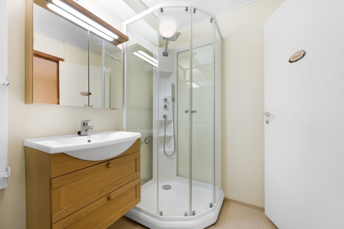 Bad/vaskerom på 5,2 m². Balansert ventilasjon Galleribilde