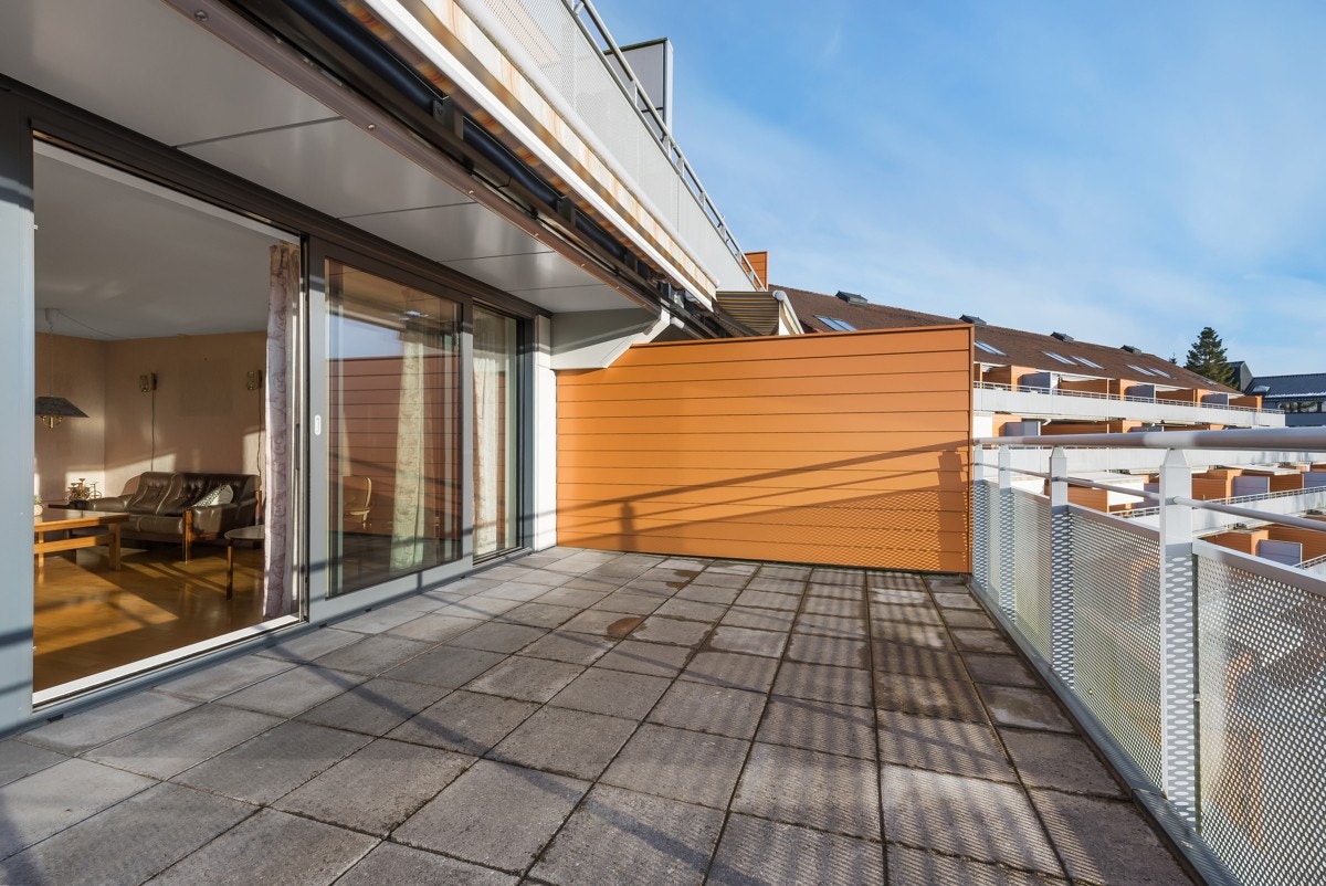 Fasaderehabilitering utført med skifte av kledning, vinduer, dører, etterisolering, utvidet altaner, montert markiser, ventilasjon, etc Galleribilde