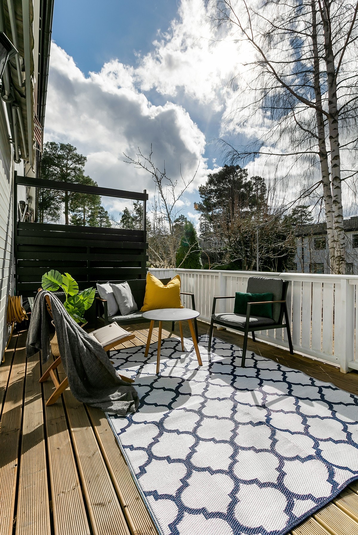 Fra stuen er det utgang til sydvestvendt uteplass på ca. 20,5 kvm. Treplattingen ble lagt i 2018. Galleribilde