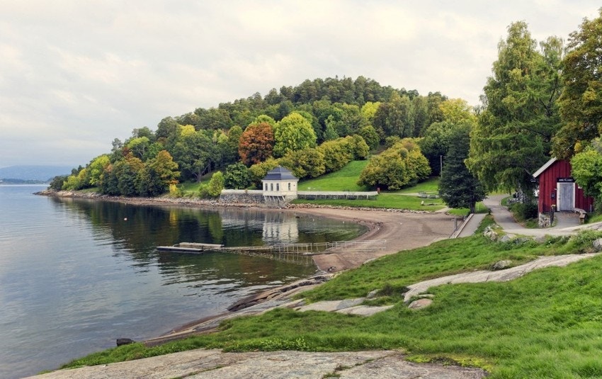Hvervenbukta ligger i nærheten med flotte turstier og bademuligheter Galleribilde