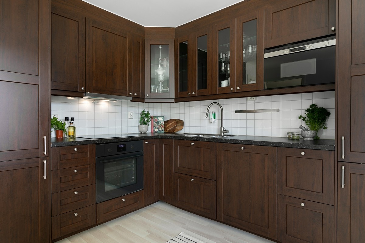 Godt med skap- og benkeplass. Kjøkkeninnredningen inkl. hvitevarer er fra 2017 Galleribilde