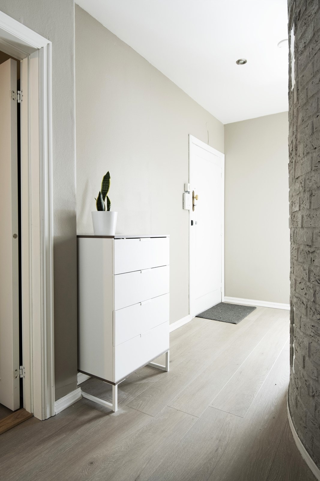 Lys 1-stavs eikeparkett på gulv og nymalte overflater på vegger. Downlights i himling. Galleribilde