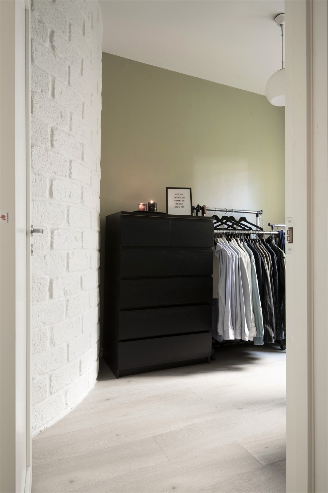 Stilig murvegg i hjørnet av soverommet som gir et fint særpreg. Galleribilde