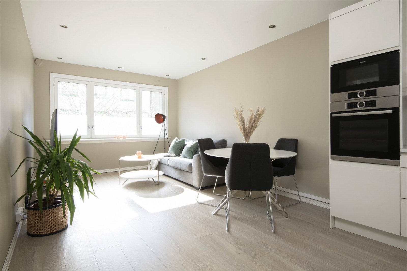 Leiligheten har nymalte overflater fra 2021 og har en lekker, lys 1-stavs eikeparkett. Galleribilde