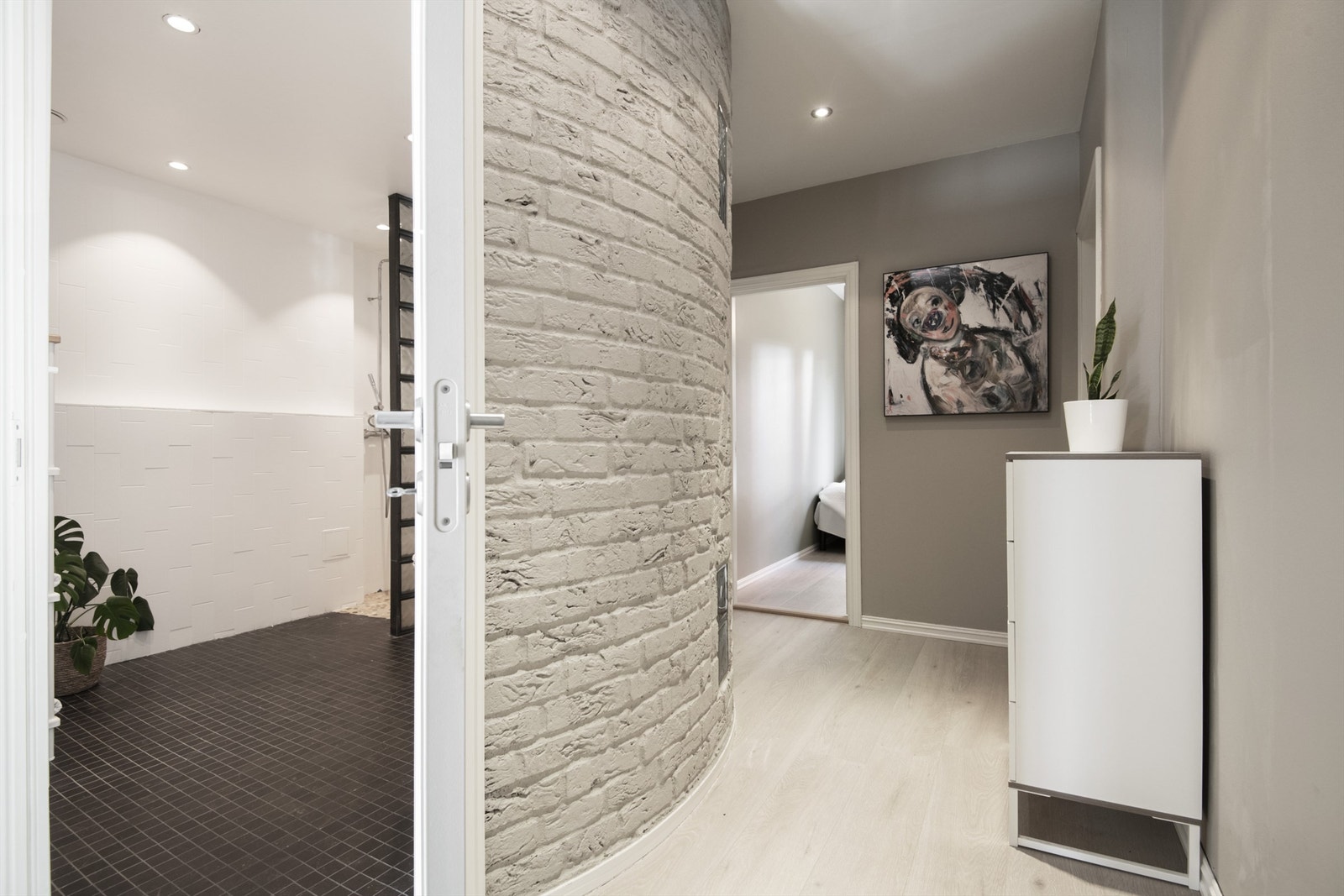 Fra entréen er det inngang til leilighetens bad. Galleribilde