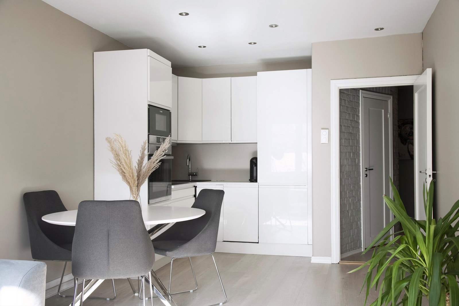 Delikat kjøkken fra 2017 med integrerte hvitevarer. Galleribilde